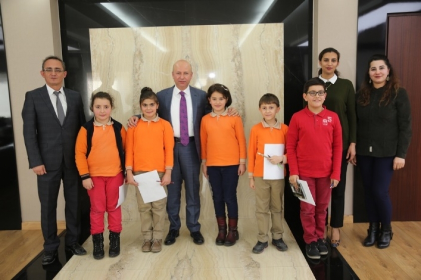 BAŞKAN ÇOLAKBAYRAKDAR MİNİK YÜREKLERİ AĞIRLADI
