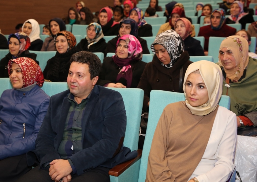 KURSİYERLERDEN BAŞKAN ÇOLAKBAYRAKDAR’A ANLAMLI HEDİYE