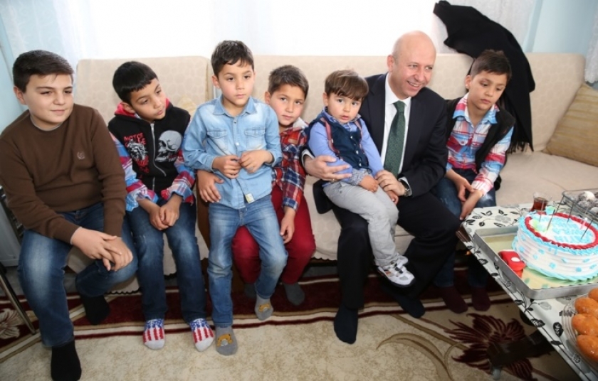 ÇOLAKBAYRAKDAR ÇOCUKLARIN DAVETİNİ GERİ ÇEVİRMEDİ