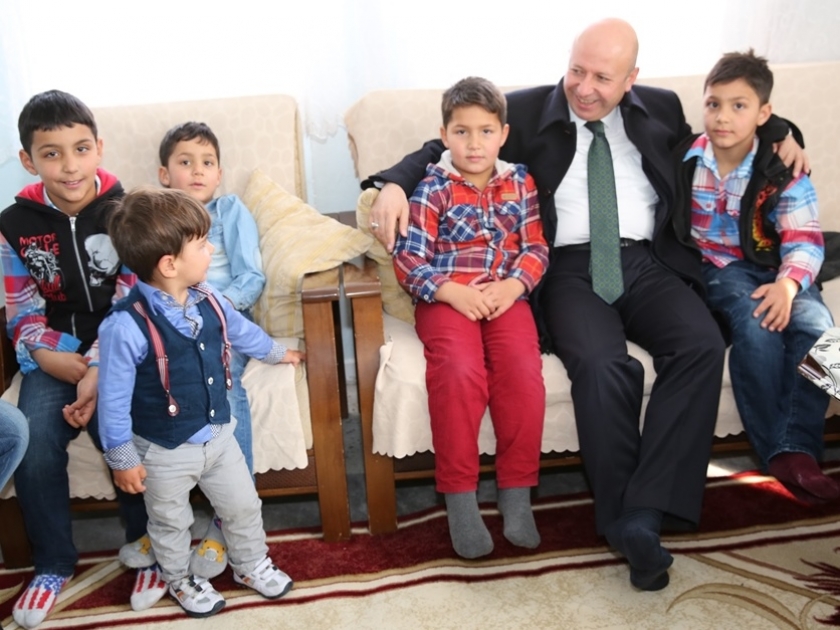 ÇOLAKBAYRAKDAR ÇOCUKLARIN DAVETİNİ GERİ ÇEVİRMEDİ