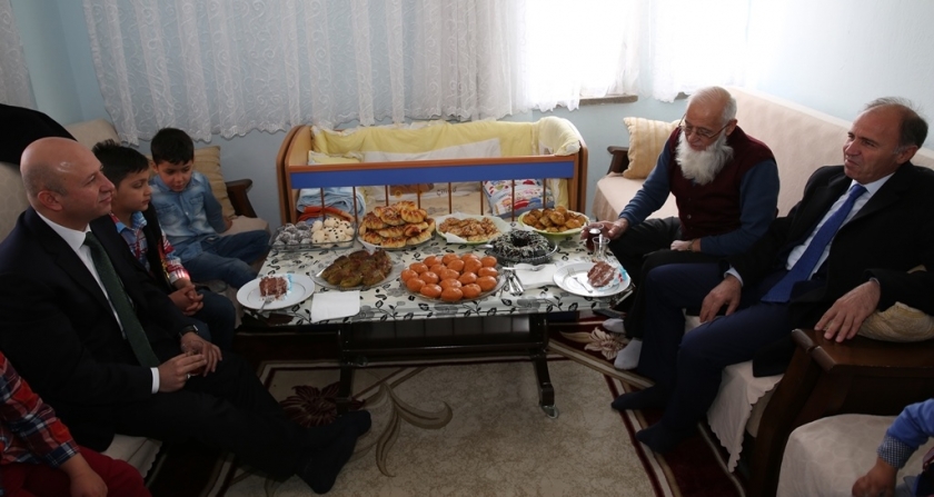 ÇOLAKBAYRAKDAR ÇOCUKLARIN DAVETİNİ GERİ ÇEVİRMEDİ