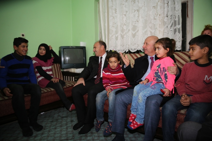 GÖNÜLLERİN BAŞKANI ÇOLAKBAYRAKDAR YİNE ÇAT KAPI YAPTI