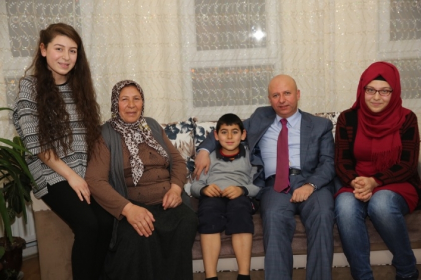 GÖNÜLLERİN BAŞKANI ÇOLAKBAYRAKDAR YİNE ÇAT KAPI YAPTI