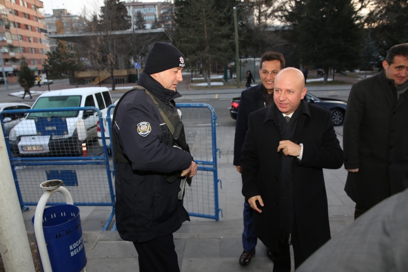 ÇOLAKBAYRAKDAR SABAH ÇAYINI POLİSLERLE BİRLİKTE İÇTİ