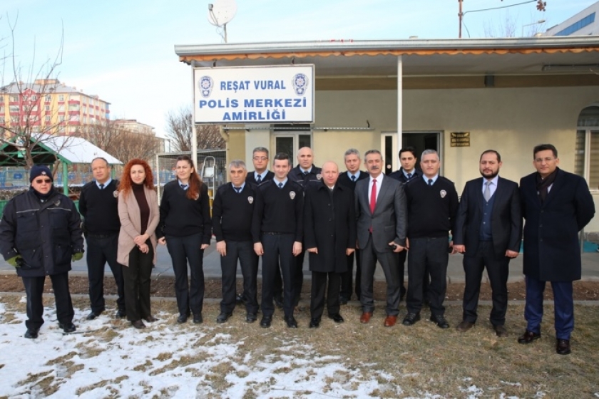 ÇOLAKBAYRAKDAR SABAH ÇAYINI POLİSLERLE BİRLİKTE İÇTİ
