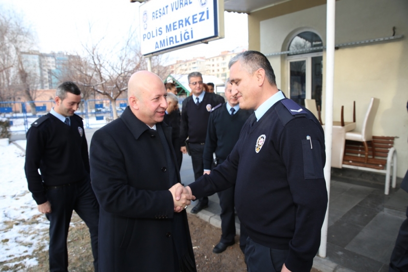 ÇOLAKBAYRAKDAR SABAH ÇAYINI POLİSLERLE BİRLİKTE İÇTİ