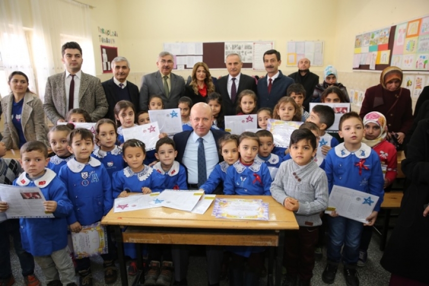 BAŞKAN ÇOLAKBAYRAKDAR ÖĞRENCİLERİN KARNE SEVİNCİNE ORTAK OLDU