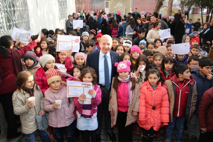 BAŞKAN ÇOLAKBAYRAKDAR ÖĞRENCİLERİN KARNE SEVİNCİNE ORTAK OLDU