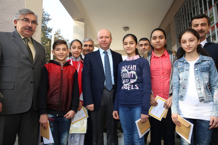BAŞKAN ÇOLAKBAYRAKDAR ÖĞRENCİLERİN KARNE SEVİNCİNE ORTAK OLDU