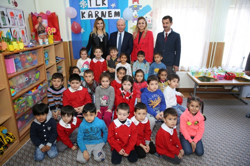 BAŞKAN ÇOLAKBAYRAKDAR ÖĞRENCİLERİN KARNE SEVİNCİNE ORTAK OLDU