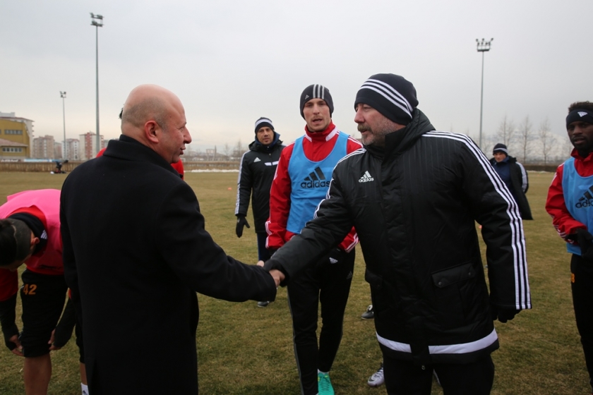 BAŞKAN ÇOLAKBAYRAKDAR’DAN KAYSERİSPOR’A MORAL ZİYARETİ
