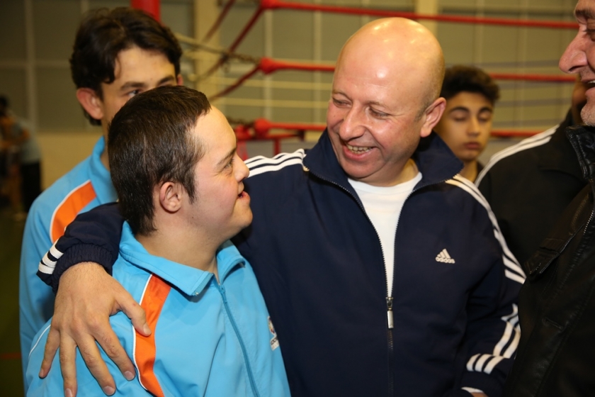 ÇOLAKBAYRAKDAR, DOWN SENDROMLU GENCE FUTBOL KEYFİ YAŞATTI
