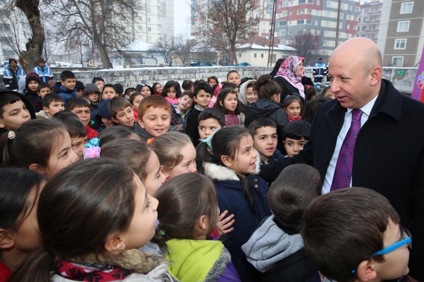BAŞKAN ÇOLAKBAYRAKDAR KOCASİNANLI ÖĞRENCİLERLE  BİR ARADA
